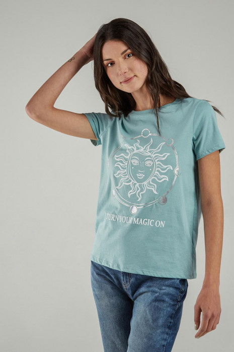 Camiseta básica manga corta estampada.