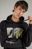 Buzo capota estampado de MTV.