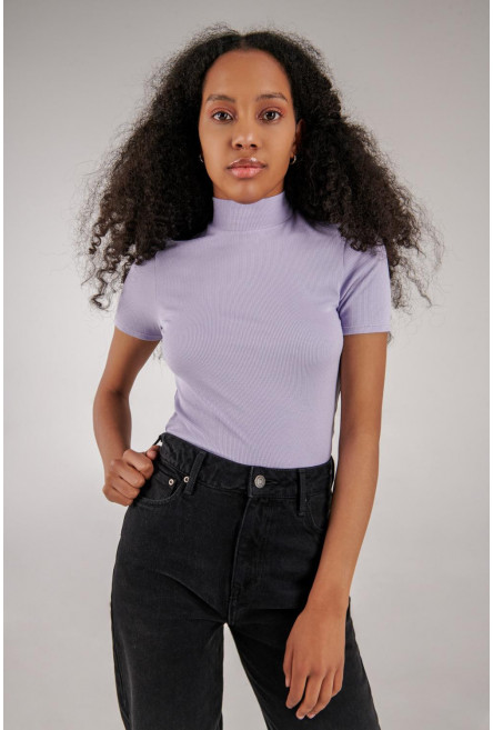 Camiseta manga corta con cuello alto.