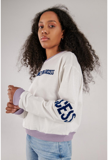 Buzo cuello redondo estampado.