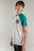 Camiseta, manga ranglan, estampado en frente y espalda.