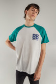Camiseta, manga ranglan, estampado en frente y espalda.