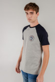 Camiseta, manga ranglan, estampado en frente y espalda.