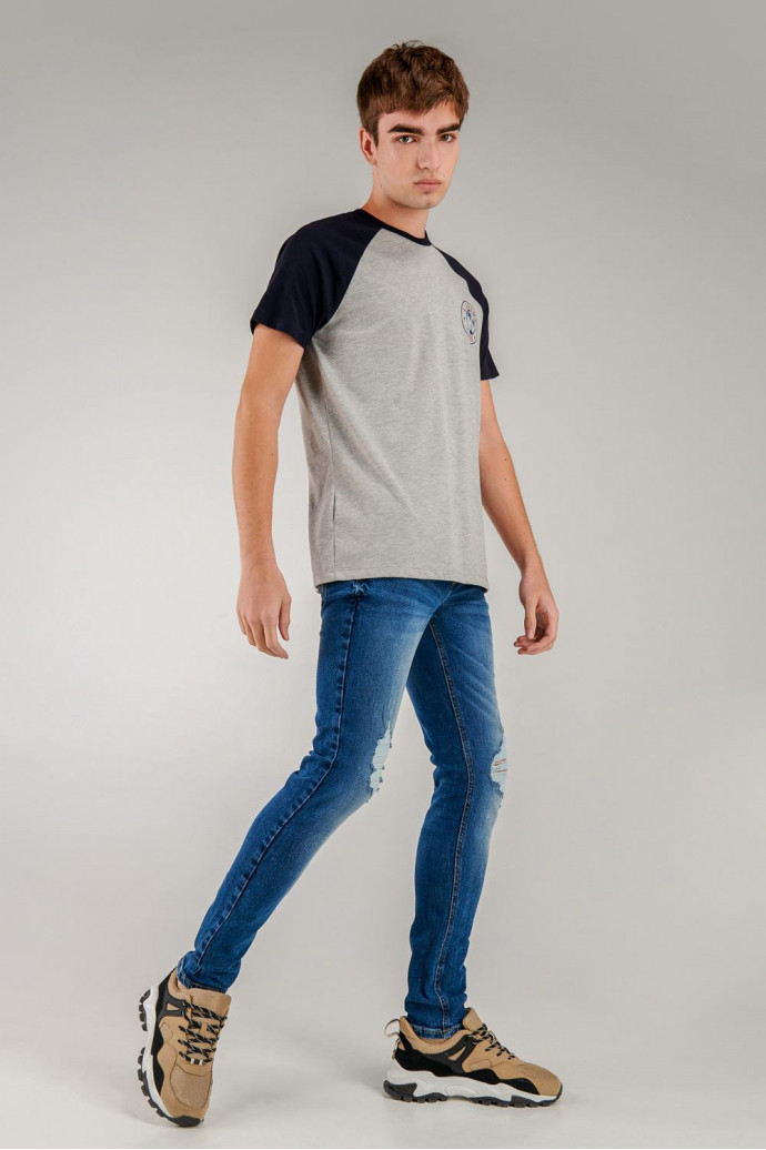 Camiseta, manga ranglan, estampado en frente y espalda.