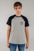 Camiseta, manga ranglan, estampado en frente y espalda.