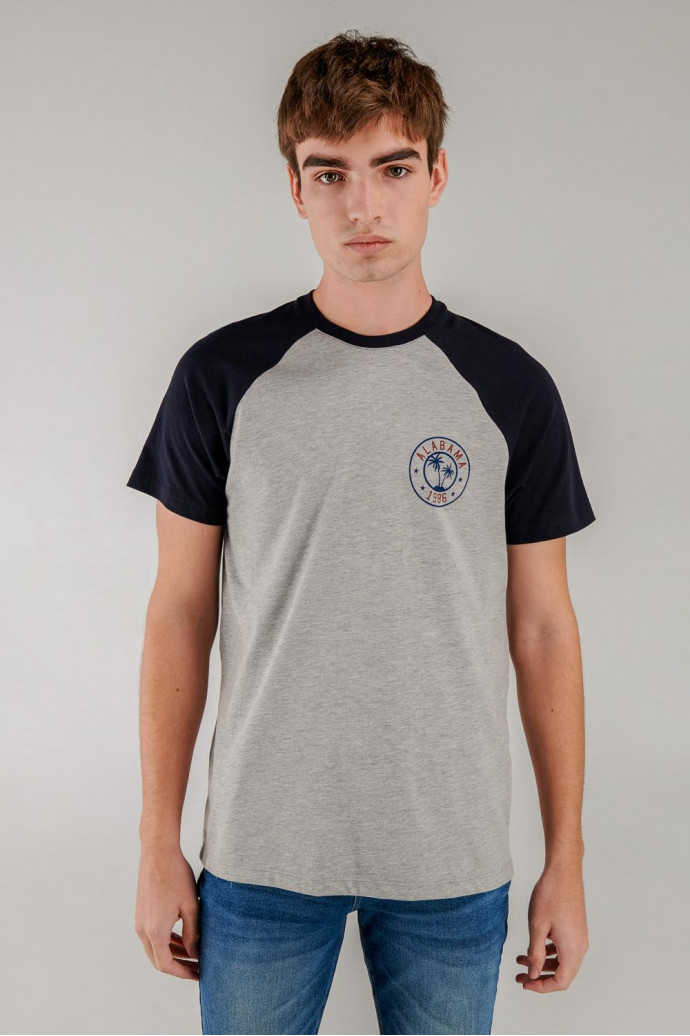 Camiseta, manga ranglan, estampado en frente y espalda.