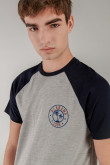 Camiseta, manga ranglan, estampado en frente y espalda.