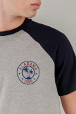 Camiseta, manga ranglan, estampado en frente y espalda.