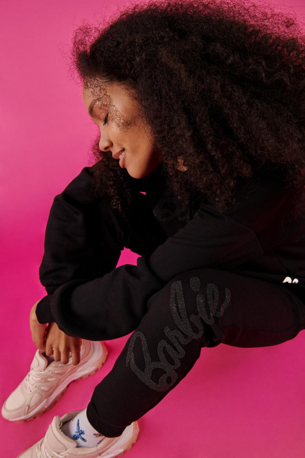 Pantalón jogger, con estampado en bota frente de Barbie
