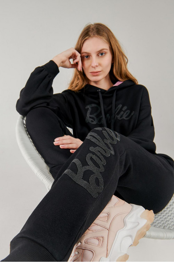 Pantalón jogger, con estampado en bota frente de Barbie