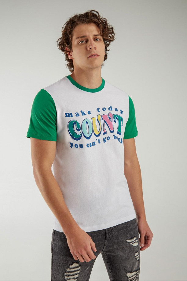 Camiseta básica manga corta estampada.