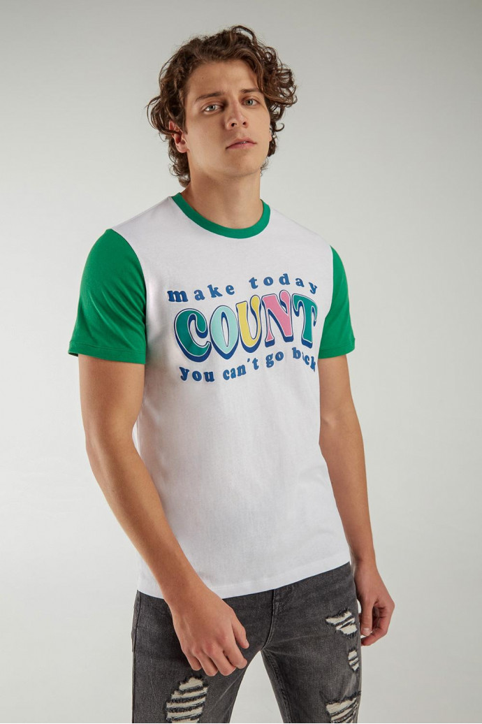 Camiseta básica manga corta estampada.