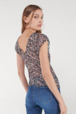 Camiseta estampada con transparecia, manga corta con escote en V.