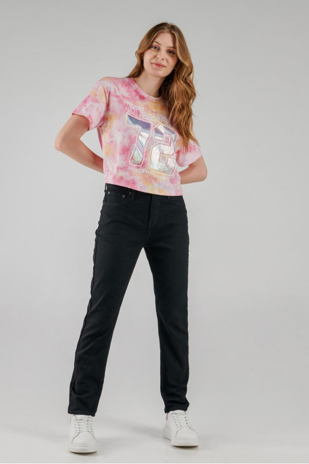 Camiseta manga corta con estampado en frente.