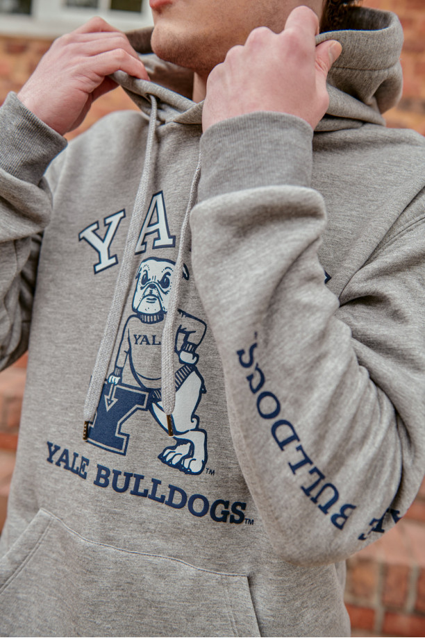 Buzo con capota, con estampado en frente y manga, de Yale