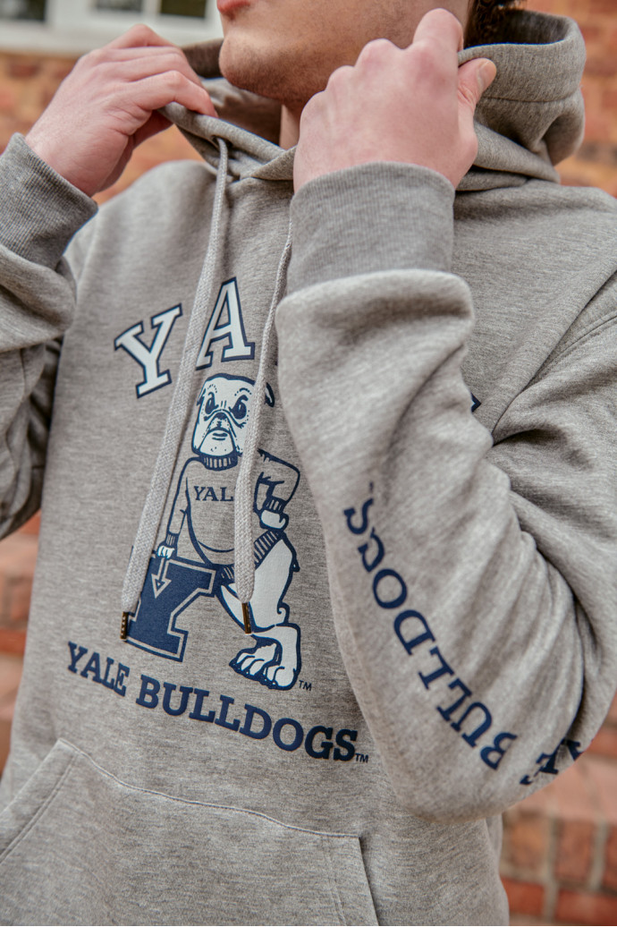 Buzo con capota, con estampado en frente y manga, de Yale