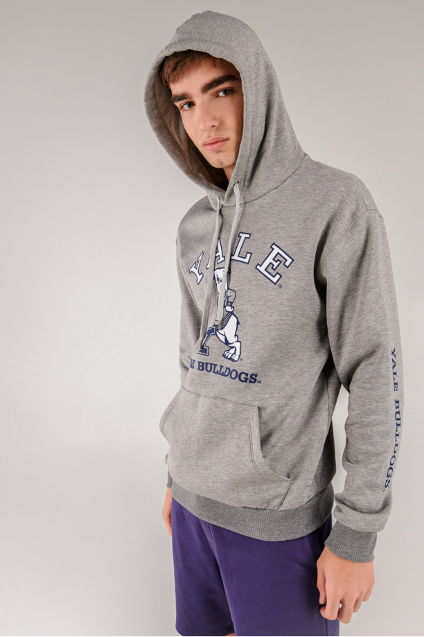 Buzo con capota, con estampado en frente y manga, de Yale