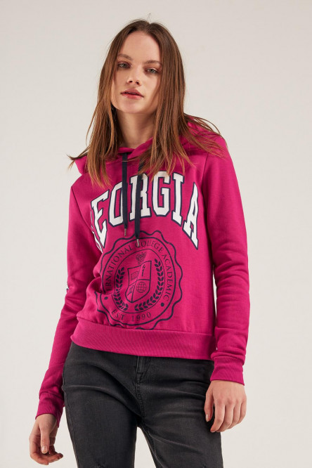 Buzo básico con capota, con estampado college.