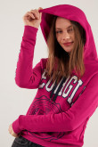 Buzo básico con capota, con estampado college.