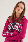 Buzo básico con capota, con estampado college.
