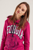 Buzo básico con capota, con estampado college.
