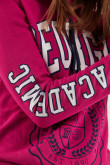 Buzo básico con capota, con estampado college.