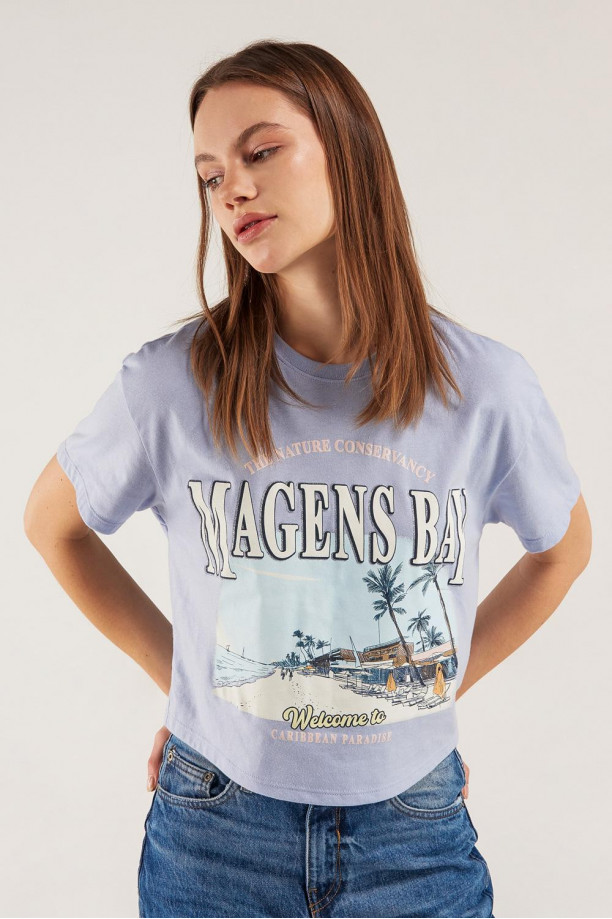 Camiseta manga corta, con estampado en frente.