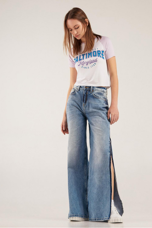 Camiseta, manga corta, con estampado en frente con mangas y cuello en contraste