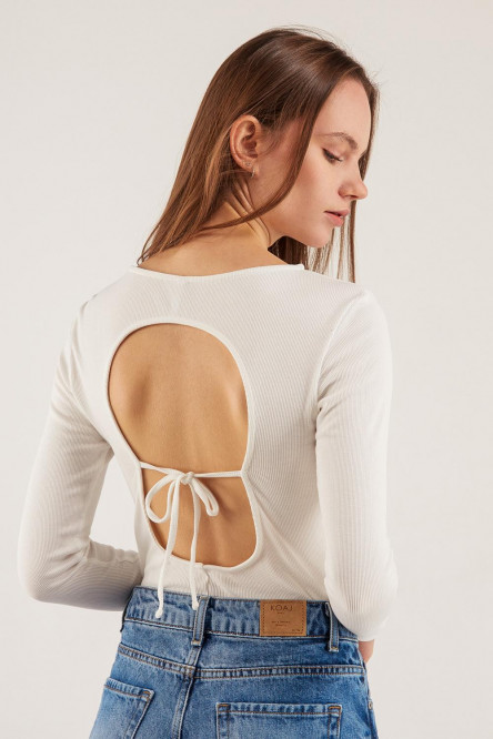 Camiseta unicolor, manga larga con escote posterior.