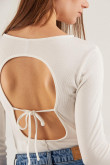 Camiseta unicolor, manga larga con escote posterior.