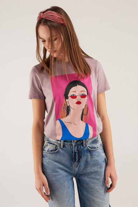 Camiseta básica manga corta estampada.