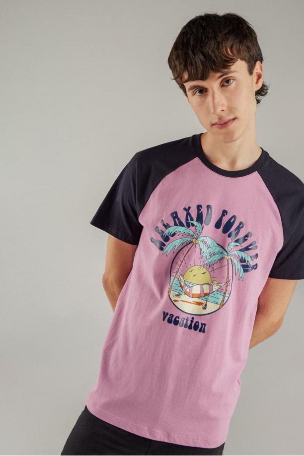 Camiseta, manga ranglan, estampado minimalista en frente.
