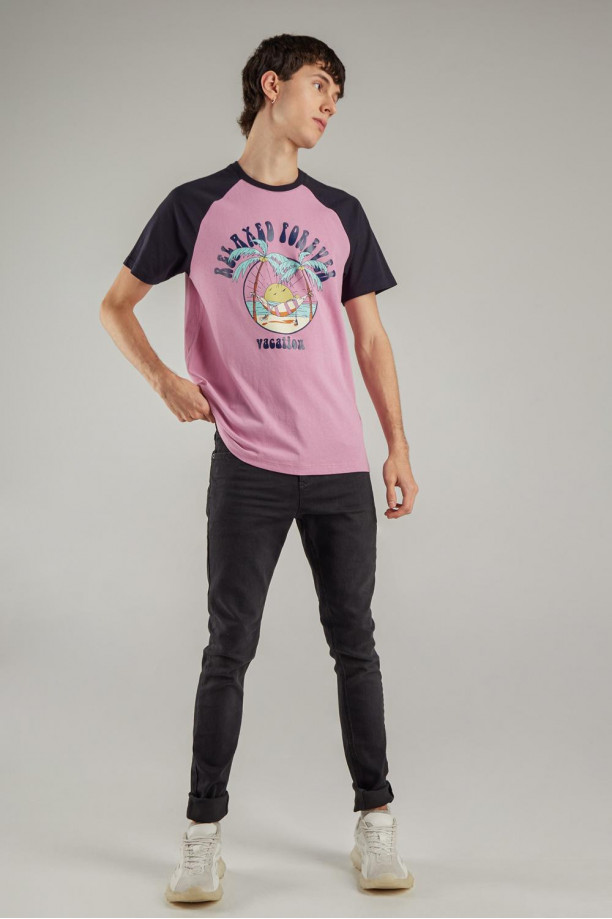 Camiseta, manga ranglan, estampado minimalista en frente.