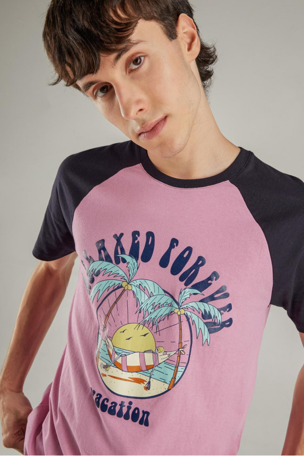 Camiseta, manga ranglan, estampado minimalista en frente.