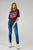 Camiseta manga corta con estampado en frente.
