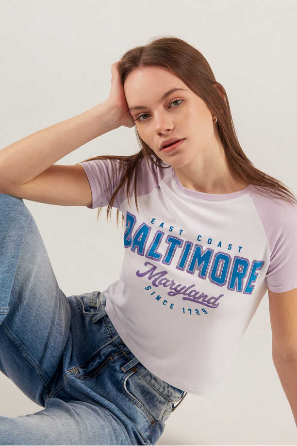 Camiseta, manga corta, con estampado en frente con mangas y cuello en contraste