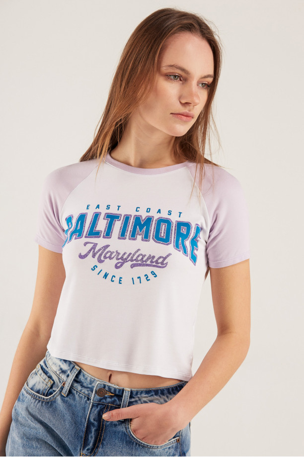 Camiseta, manga corta, con estampado en frente con mangas y cuello en contraste