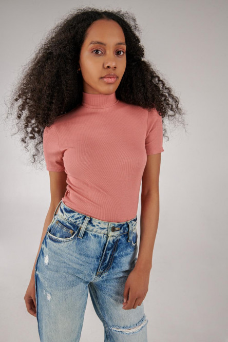 Camiseta manga corta con cuello alto.