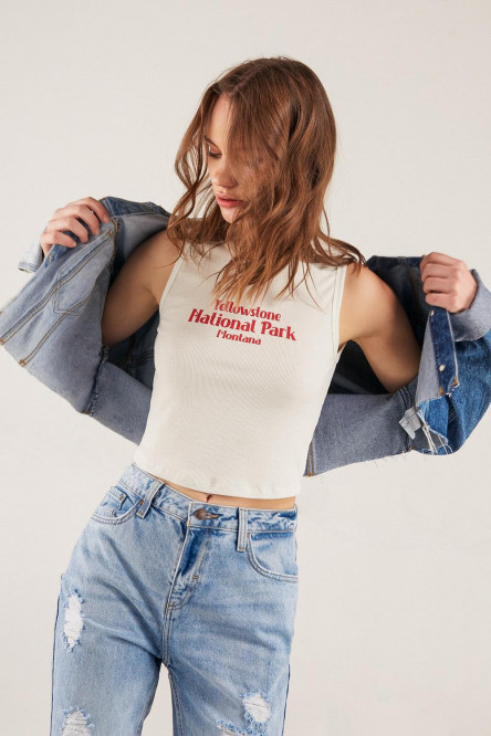 Camiseta manga sisa, estampada en frente.