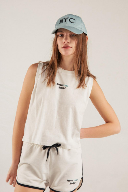 Camiseta manga sisa, estampada en frente.