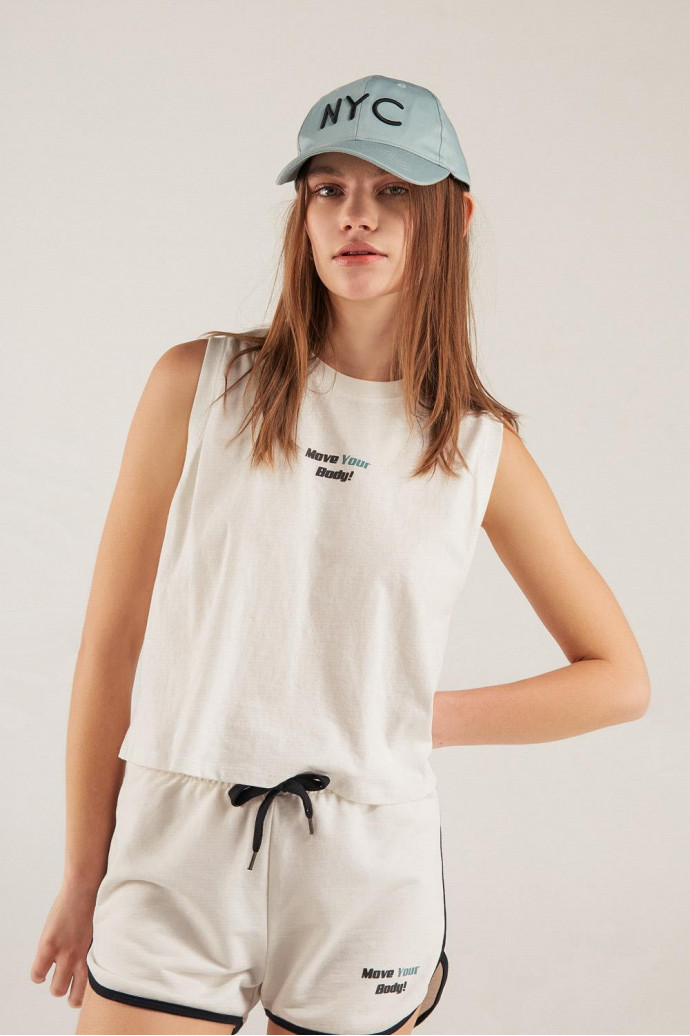 Camiseta manga sisa, estampada en frente.