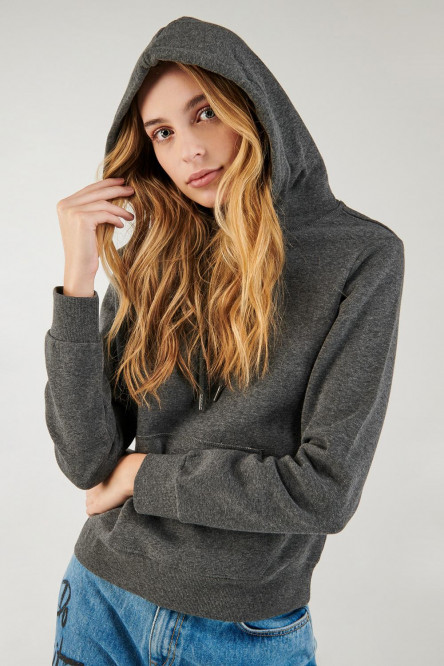 buzo con bolsillo y capota, estampado