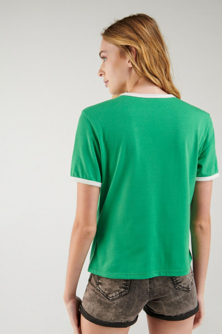 Camiseta con estampado puños en contraste