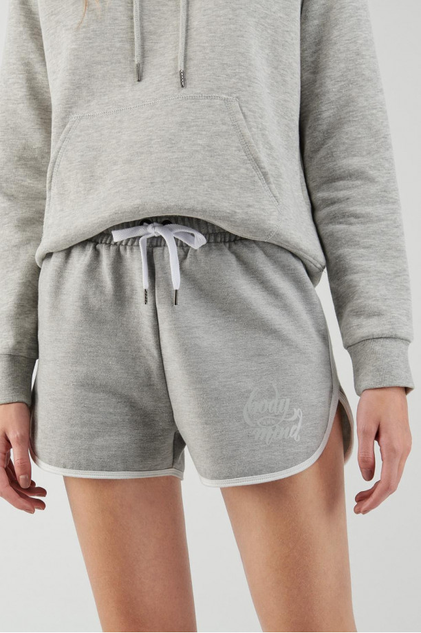 Short corto para mujer, con sesgo contraste en ruedo y estampado en frente
