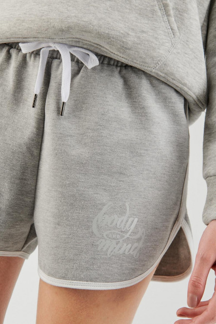 Short corto para mujer, con sesgo contraste en ruedo y estampado en frente
