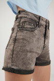 Short para mujer en denim, 5 bolsillos, tiro medio, con lavado gris