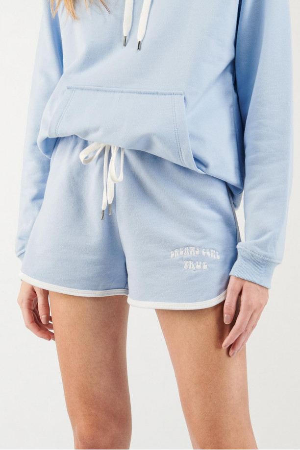 Short corto, con sesgo contraste en ruedo y estampado en frente.