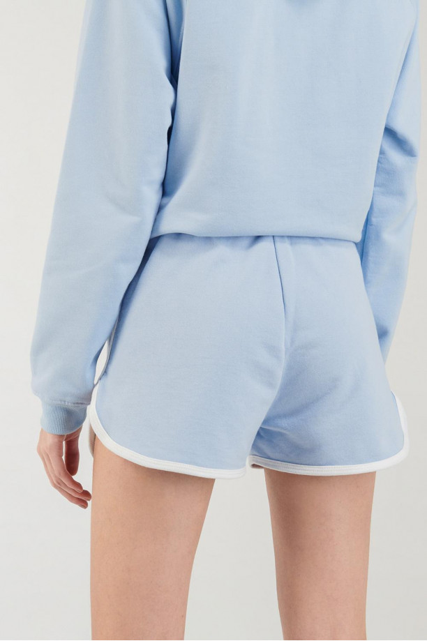Short corto, con sesgo contraste en ruedo y estampado en frente.
