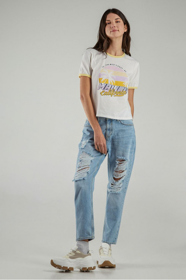 Camiseta con estampado puños en contraste