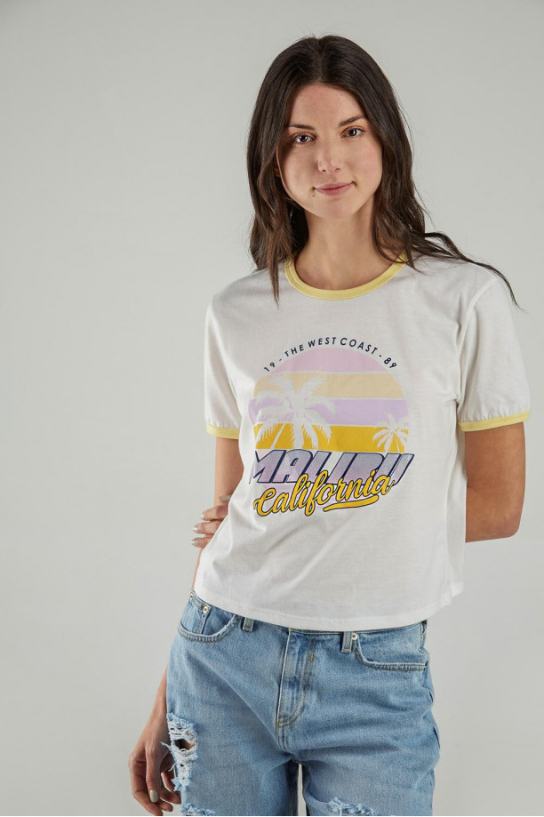 Camiseta con estampado puños en contraste